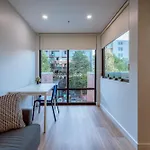 Modern Apt In Heart Of The City