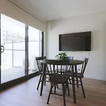 Modern Apt In Heart Of The City